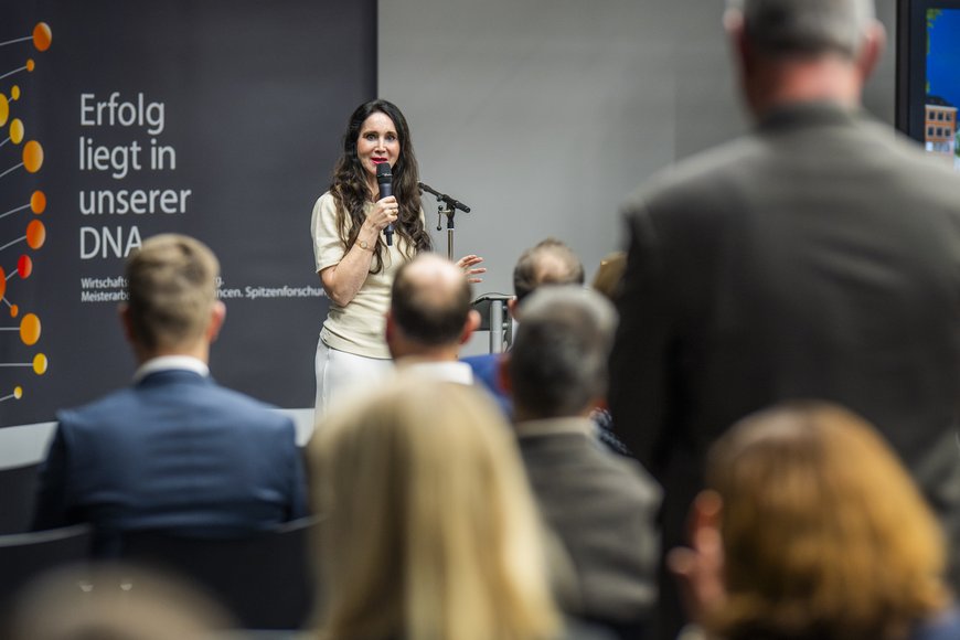 Die Teilnehmenden stellen interessierte Nachfragen. Foto: Imke Folkerts
