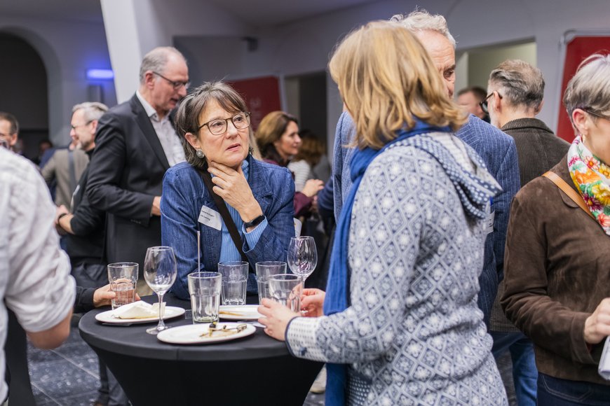 Die Gäste des 40. Kontaktpunkts Wirtschaft tauschen sich aus. Foto: Imke Folkerts