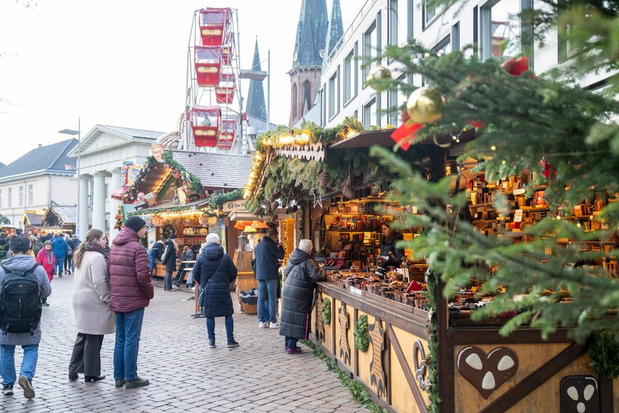 Drudo Lederwaren mit Blick in Richtung Nostalgie Riesenrad auf dem Lamberti-Markt 2025. Foto: Sascha Stüber