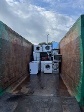 Waschmaschinen in einem Sammelcontainer. Foto: Stadt Oldenburg