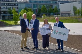 Nikolaus Jansen (Amt für regionale Landesentwicklung Weser-Ems, zweiter von links) übergab Oberbürgermeister Jürgen Krogmann, Stadtbaurätin Christine-Petra Schacht und Ralph Wilken (Wirtschaftsförderung) den Förderbescheid. Foto: Sascha Stüber