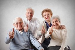Vier Seniorinnen und Senioren zeigen Daumen hoch. Foto: olly/Fotolia