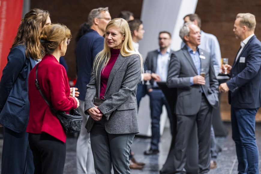 Von Beginn an tauschen sich die Gäste der Veranstaltung untereinander aus. Foto: Imke Folkerts
