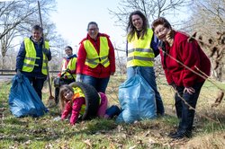 Mit guter Laune bei sonnigem Wetter half diese Frauenpower-Truppe im März mit, Oldenburg und die Umwelt ein Stück sauberer zu machen. Foto: Sascha Stüber 
