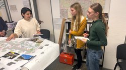 Eine Mitarbeiterin erklärt Paula und Janne einen Plan. Foto: Stadt Oldenburg
