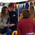 Vorschau: Eine kleine Gruppe unterhält sich lebhaft an einem Stand. Foto: Robert Gertzen
