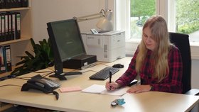 Die FSJ'lerin Annika Niewald an ihrem Arbeitsplatz im Kulturbüro. Foto: Stadt Oldenburg