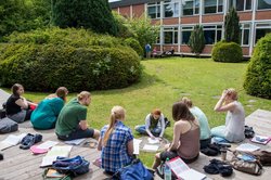 Studierende arbeiten bei gutem Wetter im Prinzenpark auf dem Campus Haarentor der Universität Oldenburg. Foto: Uni Oldenburg/Daniel Schmidt