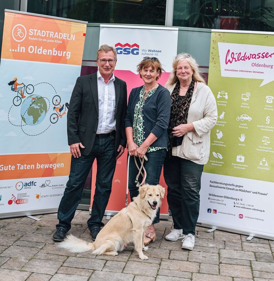 Stefan Könner, Geschäftsführer der GSG OLDENBURG Bau- und Wohngesellschaft mbH, Mitarbeiterin Lisa Veenker, Vorständin Petra Quade und Beratungshund Klondike von Wildwasser Oldenburg e.V., freuen sich über das Erreichen des Etappenziels. Foto: GSG Oldenburg