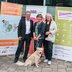 Vorschau: Stefan Könner, Geschäftsführer der GSG OLDENBURG Bau- und Wohngesellschaft mbH, Mitarbeiterin Lisa Veenker, Vorständin Petra Quade und Beratungshund Klondike von Wildwasser Oldenburg e.V., freuen sich über das Erreichen des Etappenziels. Foto: GSG Oldenburg