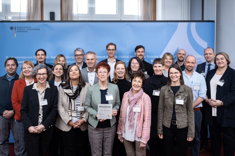 Stadtbaurätin Christine-Petra Schacht (vordere Reihe, zweite von links) mit den Vertreterinnen und Vertretern der ausgezeichneten Klimaquartiere. Foto: Benjamin Pritzkuleit