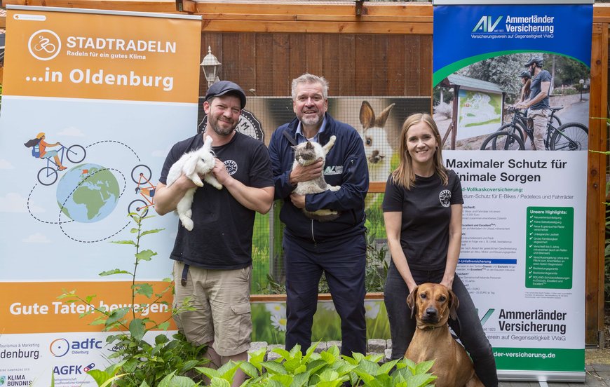 (von links): Dominik Köppen, Geschäftsführer Tierheim Oldenburg mit Martha, Axel Eilers, Vorstandsvorsitzender der Ammerländer Versicherung VVaG mit Gabi, und Christin Jedamzik, Mitarbeiterin Tierheim Oldenburg mit Löffel, freuen sich auf viele Kilometer für das Erreichen des zehnten Etappenziels. Foto: Felix Wenzel