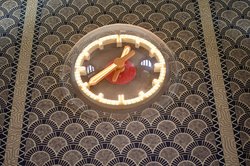 Detail der restaurierten Wandmalereien im Bereich des Eingangs Süd der Empfangshalle im Oldenburger Hauptbahnhof. Foto: Sascha Stüber