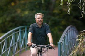 Oberbürgermeister Jürgen Krogmann beim Fahrradfahren. Foto: Assanimoghaddam_Mittwollen 