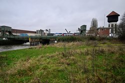 Störungsanfällig: Die Reparatur der betagten Eisenbahnklappbrücke an der Hunte hat im November und Anfang Dezember Oldenburgs Erreichbarkeit stark eingeschränkt. Foto: Sascha Stüber 