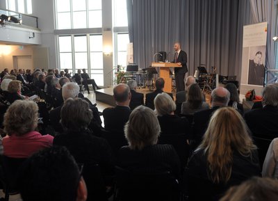 Preisträger Ahmad Mansour hält seeine Dankesrede. Foto: Peter Kreier.