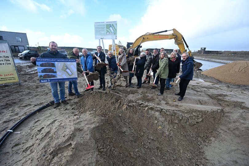 Freuen sich über den ersten Spatenstich für das Wohnprojekt Modelflieger auf dem Oldenburger Fliegerhorst: Oberbürgermeister Jürgen Krogmann (4. von links) sowie Vertreterinnen und Vertreter der Baugruppe Aldenhoff, des Team 3 Architekturbüros, des Steckel Bauunternehmens und der Wirtschaftsförderung. Foto: Torsten von Reeken
