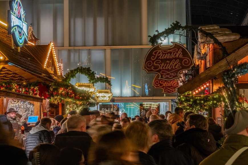 Spießbraten, Punsch und Feuerzangenbowle auf dem Lamberti-Markt 2025. Foto: Sascha Stüber