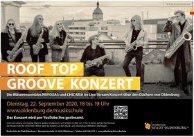 Schülerinnen und Schüler der Musikschule stehen auf der Dachterrasse des Hauptgebäudes und halten ihre Instrumente. Foto: Ramsch Design