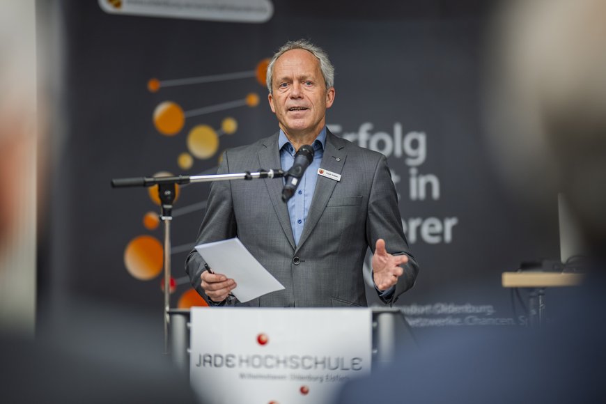 Ralph Wilken führt durch den Abend. Foto: Imke Folkerts