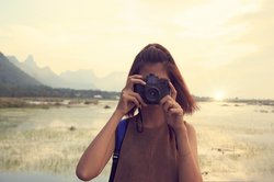 Frau, die schwarze Kamera hält. Foto: Porapak Apichodilok/Pexels