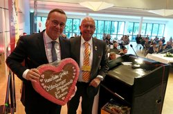 Bundesverteidigungsminister Boris Pistorius sprach vor rund 240 geladenen Gästen im Festsaal der Weser-Ems-Hallen. Schausteller-Chef Michael Hempen überreichte ihm ein großes Lebkuchen-Herz. Foto: Sascha Stüber
