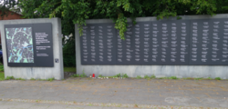 Die Gedenkwand in der Peterstraße ist nun wieder komplett. Foto: Stadt Oldenburg