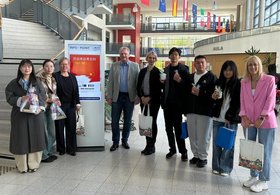 Schulleiter Pundt (rechts neben der Tafel) und die Lehrkräfte der BBS Wechloy empfangen die Schülergruppe der Partnerschule aus Qingdao. @BBS Wechloy