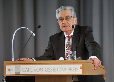 Bundesminister a. D. Gerhart R. Baum bei seiner Laudatio auf Herrn Mansour. Foto: Peter Kreier.