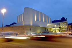 Theater Saint-Louis bei Nacht. Foto: Mathilde Richard