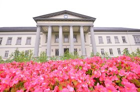Das Kulturzentrum PFL mit Blumenbeet vorne. Foto: Jörg Hemmen.