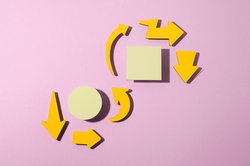 Pfeilsymbole und Notizzettel. Foto: Freepik