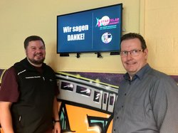 Christoph Deters von der Freizeitstätte Ofernerdiek (links) und Andreas Diercks, Schulleiter der Oberschule Ofenerdiek, mit einem der Displays. Foto: Stadt Oldenburg 