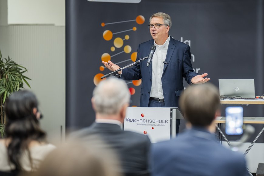 Oberbürgermeister Jürgen Krogmann eröffnet den 40. Kontaktpunkt Wirtschaft. Foto: Imke Folkerts