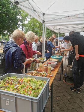 Lebensmittel und Teilnehmende Schnippeldisko; Foto: Ernährungsrat Oldenburg