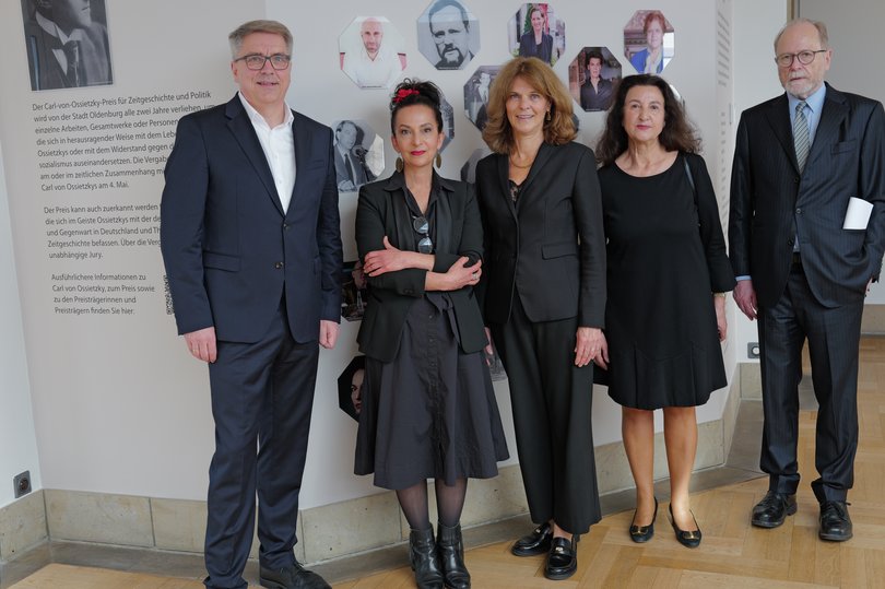 Oberbürgermeister Jürgen Krogmann, Preisträgerin Güner Yasemin Balcı, Prof. Dr. Dagmar Freist und Dr. Necla Kelek von der Jury sowie Laudator Prof. Dr. Jan-Philipp Reemtsma (von links) vor der Preisverleihung im Kulturzentrum PFL. Foto: Jörg Hemmen