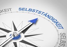 Kompassnadel zeigt auf Selbstständigkeit. Foto: Bounlow-pic/Fotolia.com
