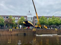 Der ausgebrannte und gesunkene Katamaran im Oldenburger Hafen wurde am 16. Juni geborgen. Foto: Sascha Stüber