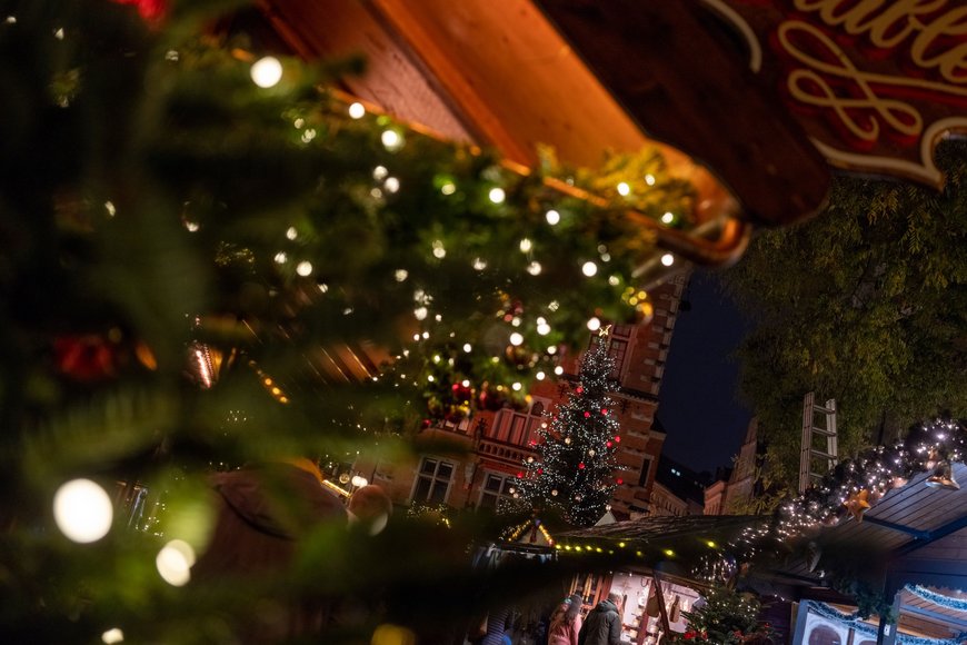 Der Lamberti-Markt 2022 mit Weihnachtsbaum am Alten Rathaus im Hintergrund. Foto: Sascha Stüber