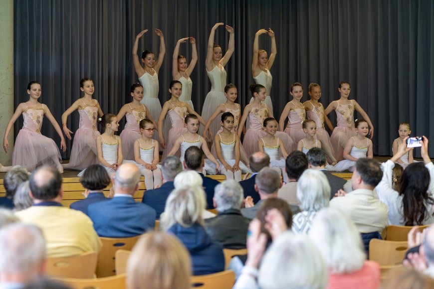 Eine Gruppe von Akrobatinnen auf der Bühne. Foto: Sascha Stüber