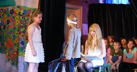 Theaterszene mit Kindern und Inga Lotta Behrens (r.). Foto: Adolf Rüdebusch