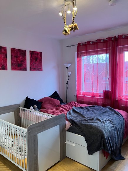 Schlafzimmer mit Bett und Gitterbett in der Wohnung. Foto: Stadt Oldenburg