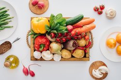 Eine Kiste voller Gemüse. Foto: Lightfield Studios/AdobeStock Eine Kiste voller Gemüse. Foto: Lightfield Studios/AdobeStock