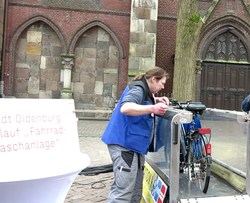 Ein Fahrrad wird in der mobilen Waschanlage gesäubert. Foto: Stadt Oldenburg