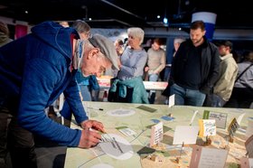 Auf dem Zukunftsmarkt wurde das ISEK 2035 als „Baustelle“ in Form eines Stadtplans vorgestellt. Die Besucherinnen und Besucher konnten ihre Ideen für die Entwicklung Oldenburgs direkt eintragen. Foto: Hauke-Christian Dittrichin den weiteren Erarbeitungsprozess für das ISEK 2035 ein. Foto: Hauke-Christian Dittrich