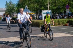 Oberbürgermeister Jürgen Krogmann und Vertreterinnen und Vertreter der Sponsoren beim Anradeln für den Wettbewerb. Foto: Sascha Stüber