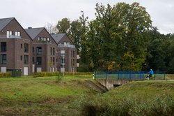 Entlang der Ofenerdieker Bäke entsteht seit Herbst der neue Bäkepark mit ersten Bodenarbeiten, der als Grüngürtel zwischen den Wohngebieten abgelegt wird. Foto: Sascha Stüber