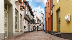Blick in die pittoreske Bergstraße in der Oldenburger Innenstadt. Foto: Mittwollen und Gradetchliev