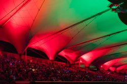 Perfekte Beleuchtung: Das Tribünendach war beim Stadionsingen am 13. Dezember in rot-grünes Licht getaucht. Foto: Sascha Stüber