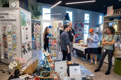 Einige der Illustratorinnen und Illustratoren in ihrer Ausstellung. Foto: Andreas Burmann